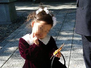 右に