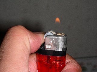ライターの着火はギュッと押していないといけないと思っていたようです